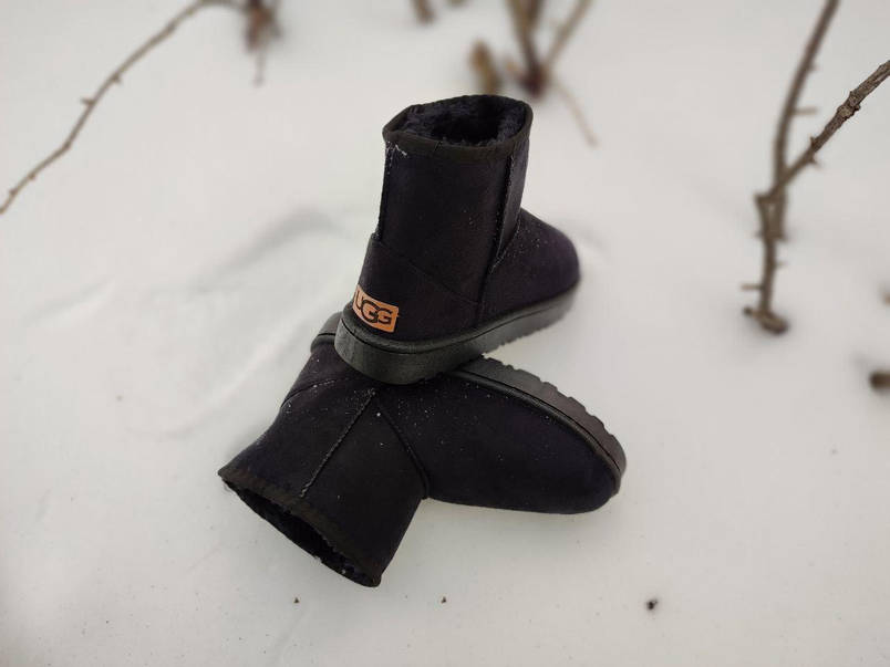 Угги классически короткие ЧЕРНЫЕ с лейбл UGG на пяточке эко ЗАМША женские мужские унисекс зима 2024, фото 3