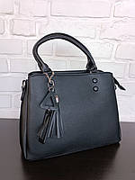 Модная женская сумка с брелоком черная большая сумочка