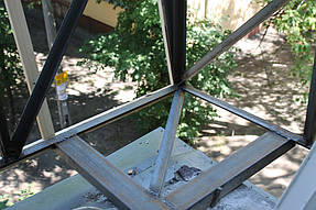 Данная конструкция усиливается швеллерами, а балконная плита с нижней части далее подшивалась листом металла. 