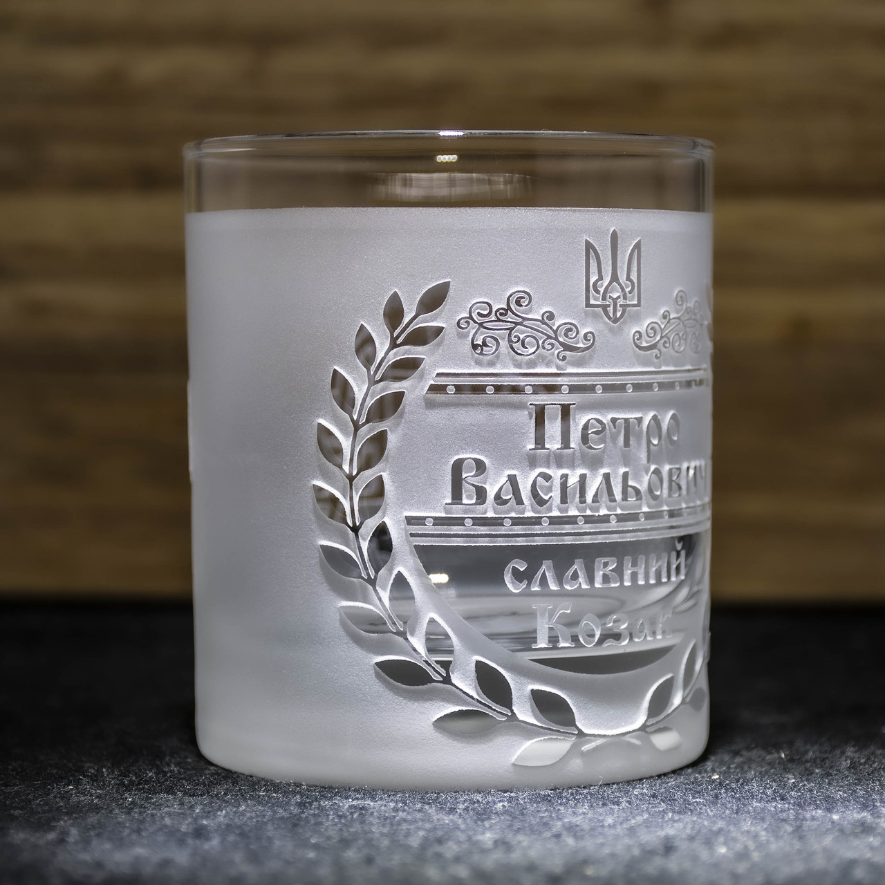 https://images.prom.ua/5304035040_w1280_h1280_stakan_dlya_viski_s_gravi__noj_slavnyj_kozak_002.jpg?fresh=1