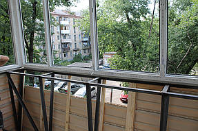 После завершения обшивки произвели монтаж металлопластиковых конструкций, устанавливаются рамы, а далее в них вставляются стеклопакеты. На первый взгляд все очень просто, но на самом деле правильный монтаж окон – это тоже своего рода мастерство. 