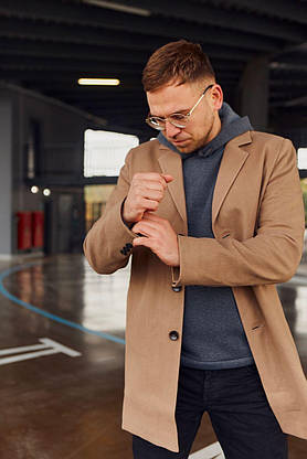 Чоловіче пальто класичне довге бежевого кольору, чоловіче стильне пальто весняно осіннє на ґудзиках, фото 2