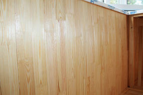 В данном балконе заказчик остановил свой выбор традиционно на деревянной вагонке (сосна). Обшивка балкона деревом – это экологически чисто, даже можно сказать полезно, по-своему красиво и никогда не надоест. 