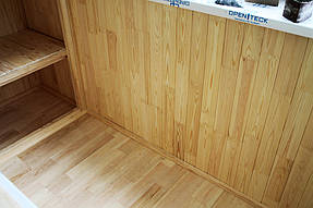 Далее на слой утепления укладывали доску пола от 350 мм, она имеет прочную структуру и гармонирует с деревянной вагонкой просто идеально. 