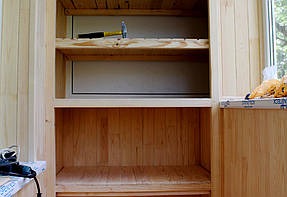 Мы изготовили встроенную деревянную мебель, которая заняла минимально места, при этом позволила поместить на балконе большое количество вещей. Так выглядит каркас шкафа.