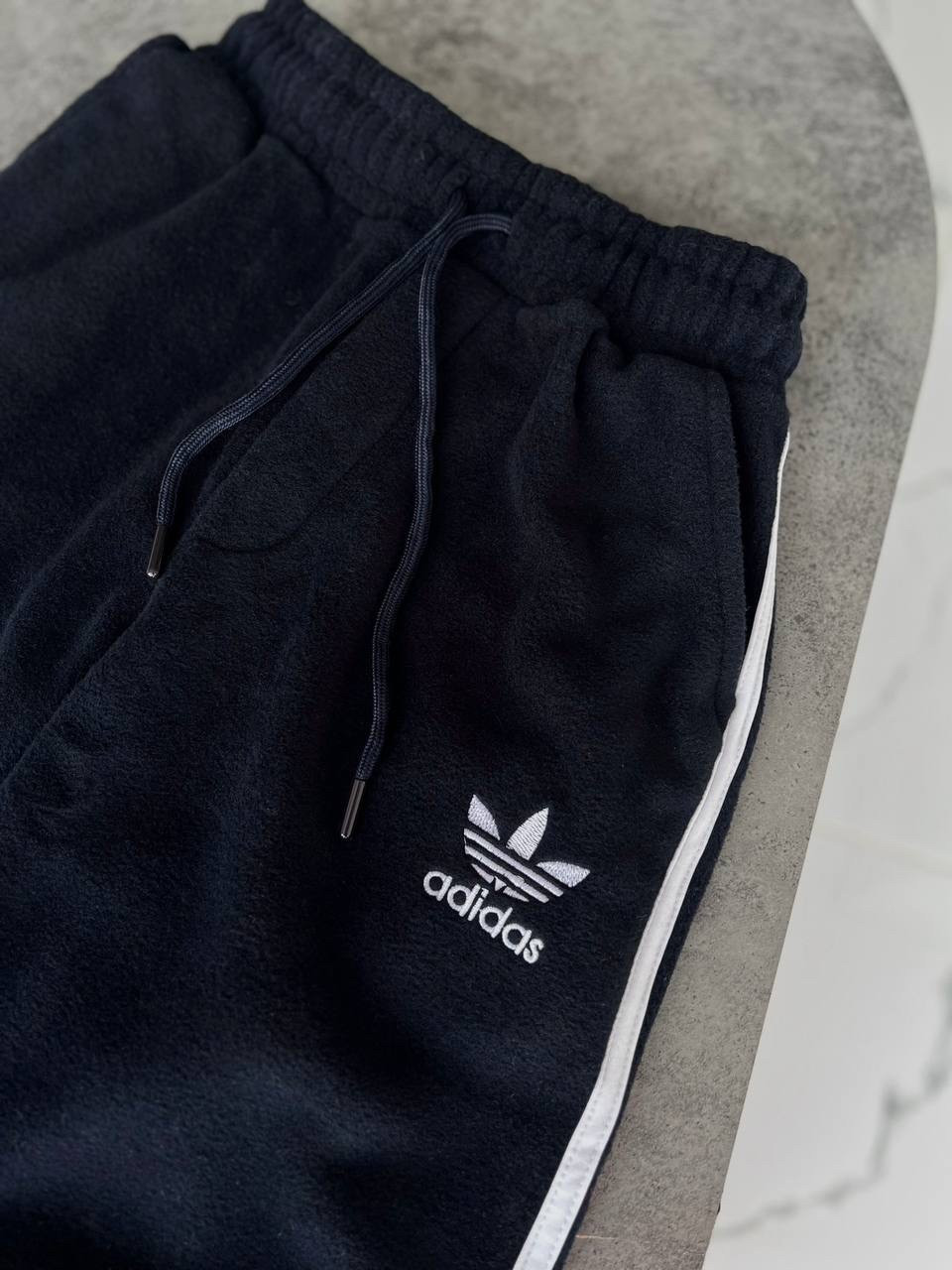 Чоловічі спортивні штани Adidas з полосками, спортивки Адідас на флісі - фото 2 - id-p2074174290