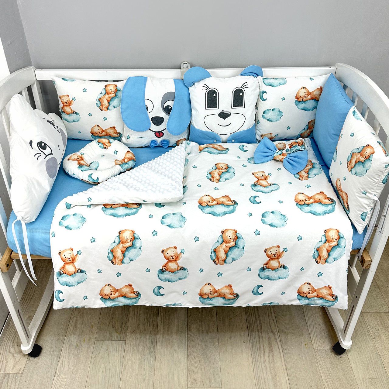 Комплект постільної білизни з ковдрою та бортиками-іграшками на 4 боки ліжечка 120х60см- Блакитний з ведмедями - фото 1 - id-p2074202499