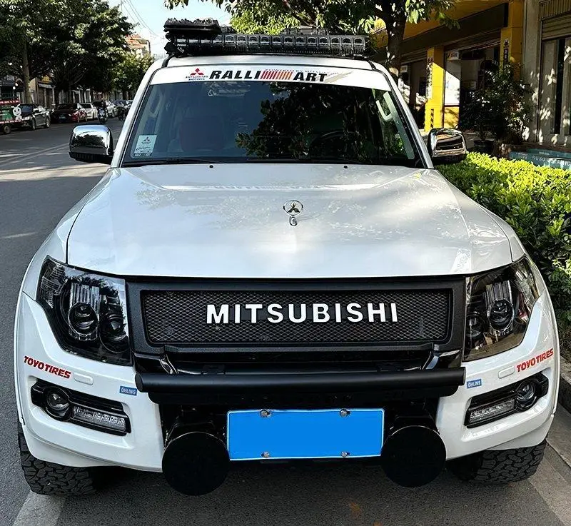 Решітка радіатора Mitsubishi Pajero 4 (06-15) тюнінг