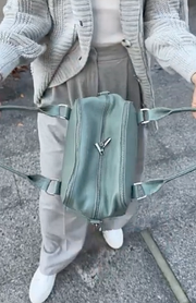 Стильна сумка на три відділення із натуральної світло-зеленої італійської шкіри у різних кольора