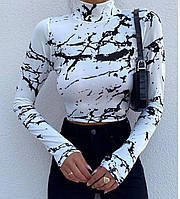 Жіночий стильний модний молодіжний яскравий обтислий гольф із принтом (чорний, білий)