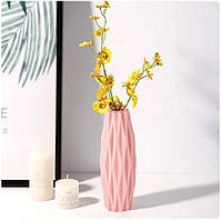 Витончена ваза для квітів рожевого кольору.