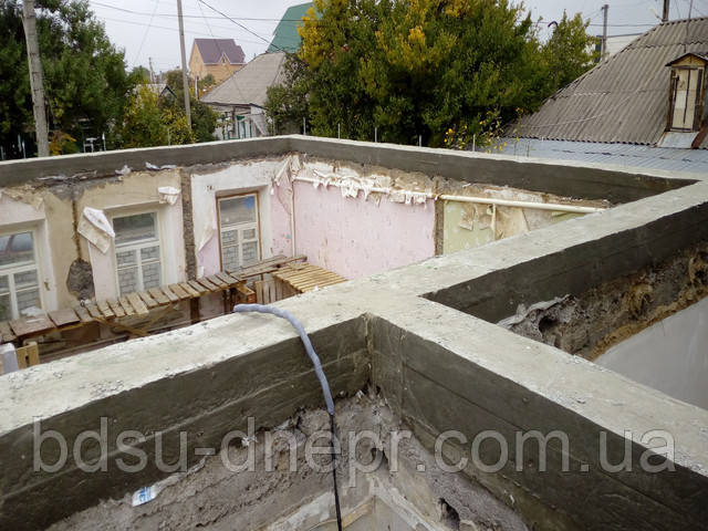 Армопояс по старому будинку Залитий бетонний армопояс під дах