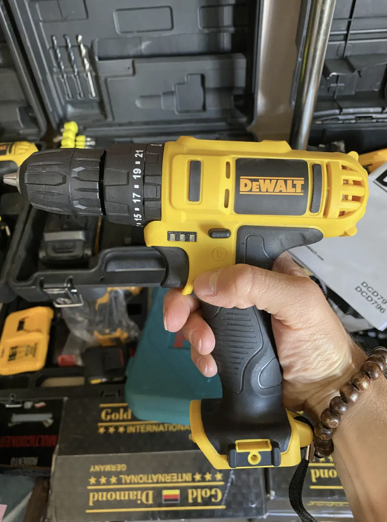 Надежная аккумуляторная дрель-шуруповерт Dewalt 24v DCD 791, Шуруповерт с набором инструментов, Дрель для дома - фото 3 - id-p2075705604