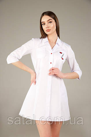 Медичний халат із вишивкою "Олівія". Білий. Рукав 3/4, фото 2