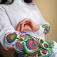 Сорочка жіноча біла з принтом , стилізованим під вишивку