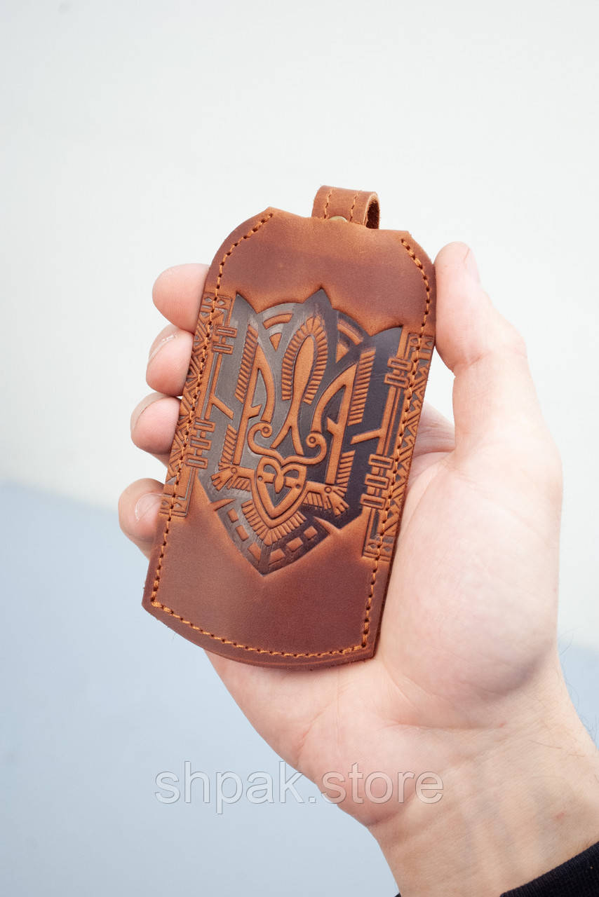 Чохол для ключів шкіряний світло-коричневий з орнаментом Тризуб Герб України | Ключниця шкіряна