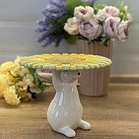 Подставка для пасхальных куличей, торта и пирожных Кролик с цветком, керамика 18,2 см