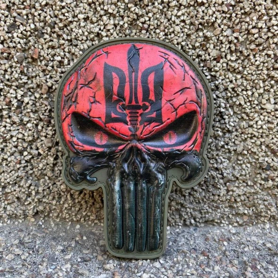 Шеврон череп із тризубцем упа на червоному тлі пвх