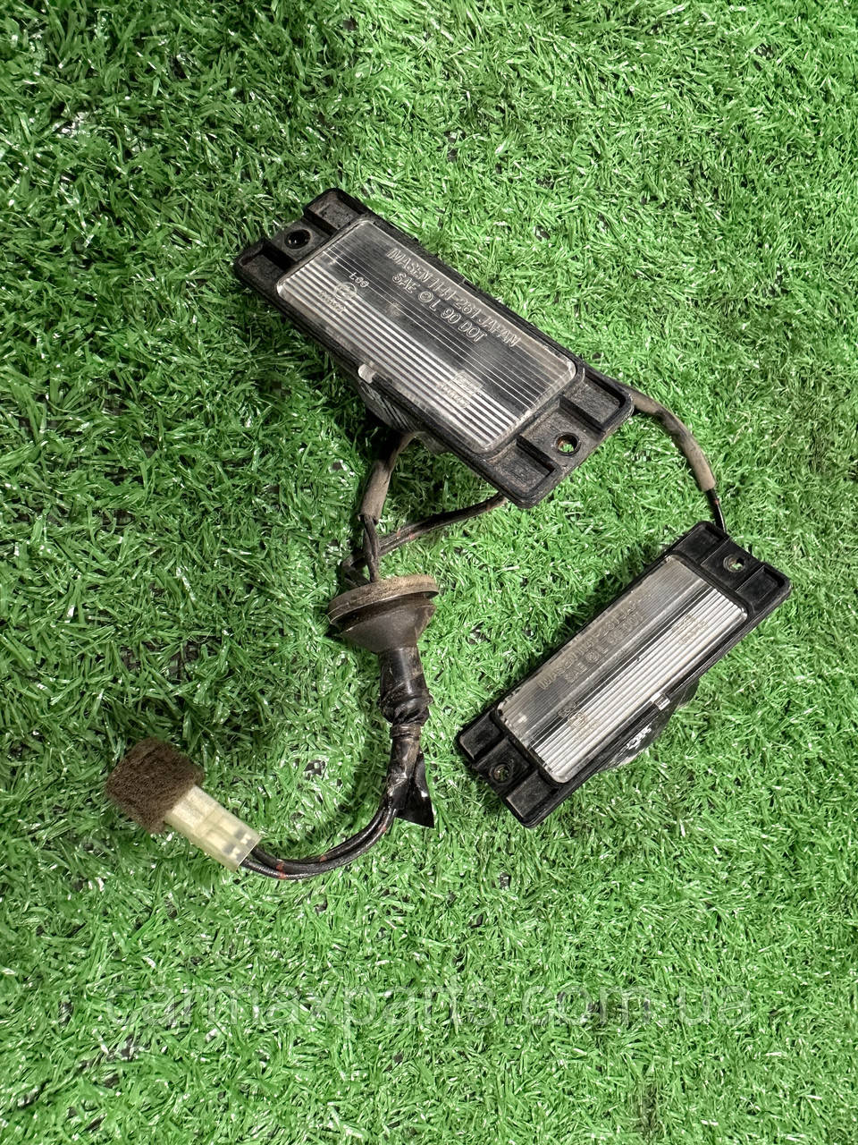 Плафони підсвічування заднього номерного знака Mitsubishi Pajero 1997-2007 б/у Оригінал Комплект, фото 1