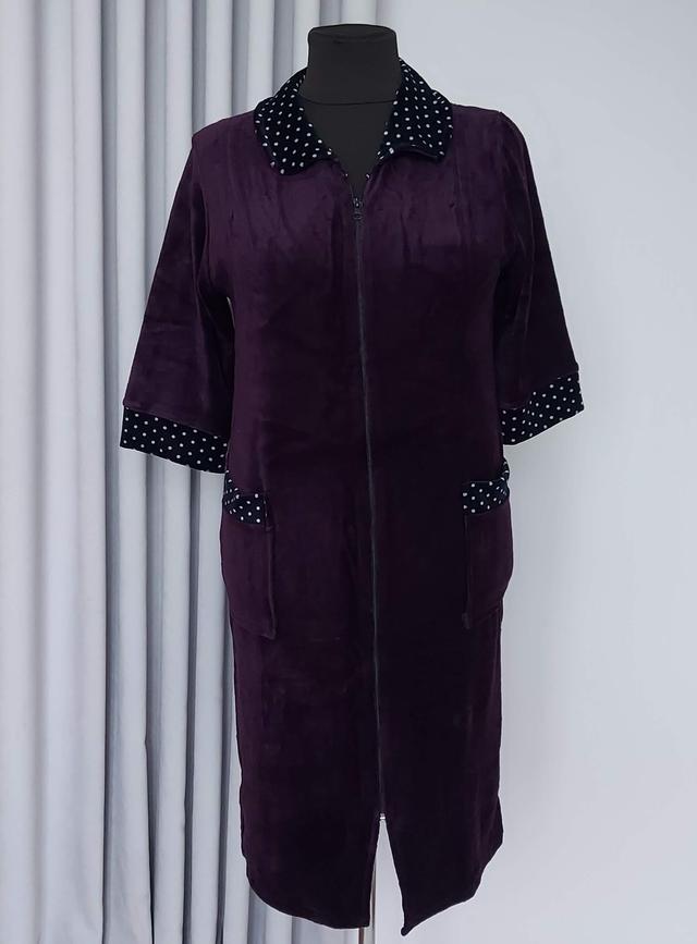 картинка женский велюровый халат на молнии 