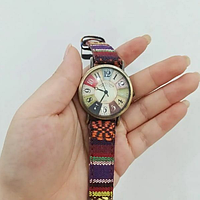Женские часы на руку с текстильным ремешокм 25см в винтажном стиле красные