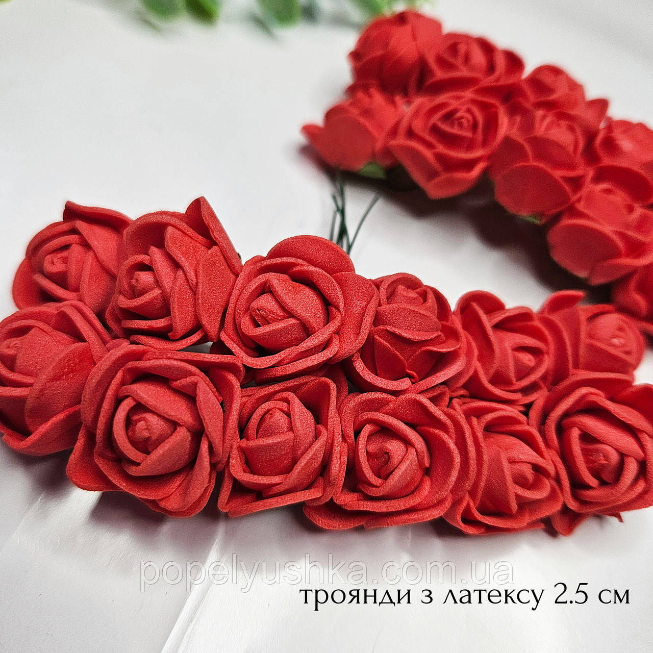 Троянди латексні червоні 2,5 см