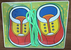 Дерев'яна шнурівка кеди розвивальна іграшка, 2 черевики на планшетці