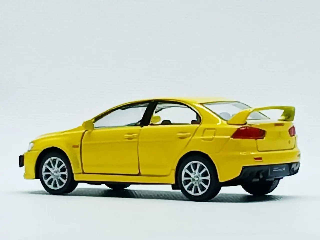 Машина kinsmart "Mitsubishi Lancer Evolution" желтая KT5329W-1 - фото 3 - id-p2076440131