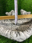Скульптура бетонне серце з трояндами для саду, сіро-чорна фігура серце з птахами та квітами троянд ручного розпису, фото 4