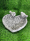 Скульптура бетонне серце з трояндами для саду, сіро-чорна фігура серце з птахами та квітами троянд ручного розпису, фото 3