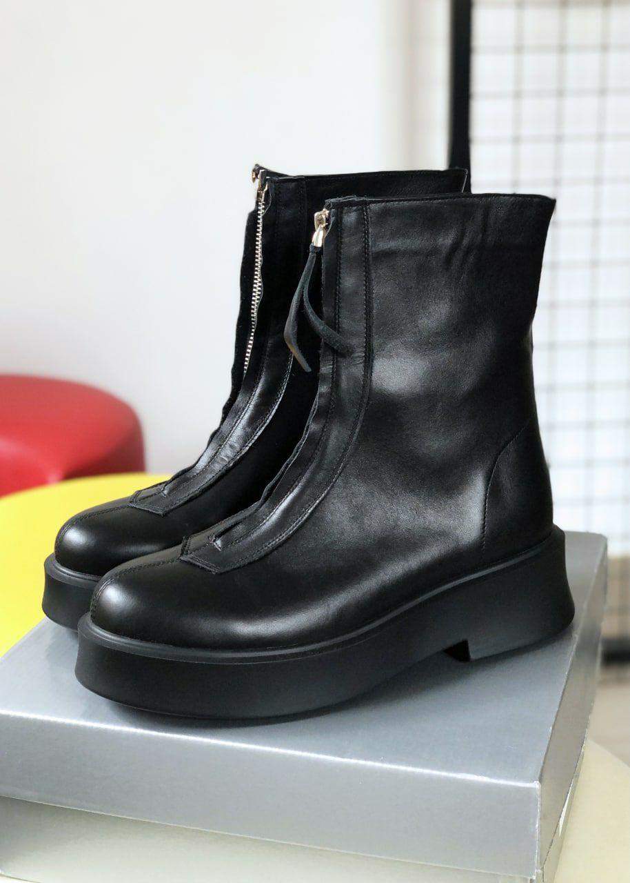 Женские осенние ботинки The Row Zipped Boot Black in Leather (черные) высокие повседневные ботинки 7019 Роу - фото 1 - id-p2076403102