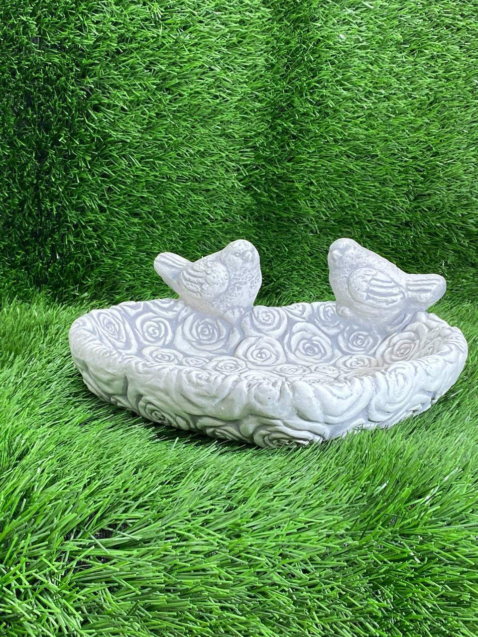 Скульптура бетонне серце з трояндами для саду, фігура серце з птахами та квітами троянд сірого кольору ручного розпису