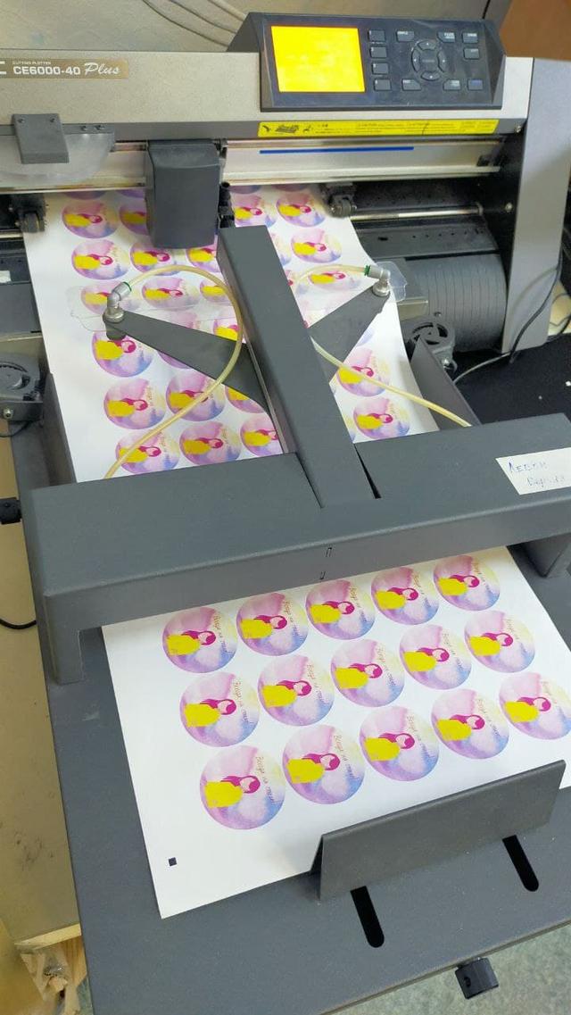 Друк наклейок, етикеток, стікерів на самоклейці