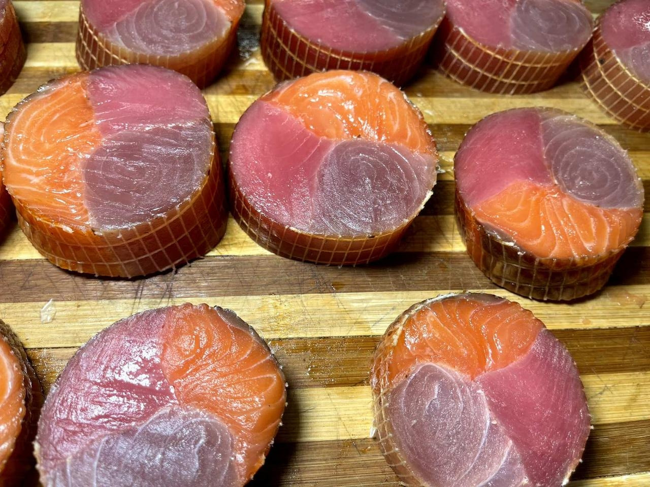 Рулет рибний 4 риби (тунець, марлін, лосось, масляна), х/к малосол, 450 - 600 гр/уп (ваговий товар) - фото 1 - id-p2070368657