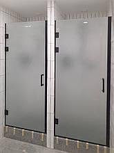 Скляні двері для душу матові з чорною фурнітурою під замовлення