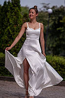 Розкішне біле плаття завдовжки до підлоги: елегантне атласне максітрапеція з вирізом із відкритими плечима та