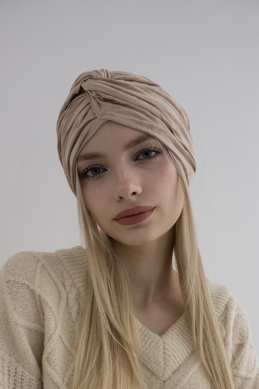 Шапка тюрбан трикотажний жіночий демісезонний D.Hats бежевого кольору - фото 1 - id-p871459364