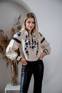 Жіноча бежева батістова вишиванка з яскравими квітами чорним мереживом і об’ємними рукавами