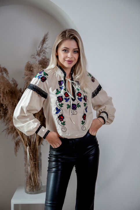 Жіноча бежева батістова вишиванка з яскравими квітами чорним мереживом і об’ємними рукавами