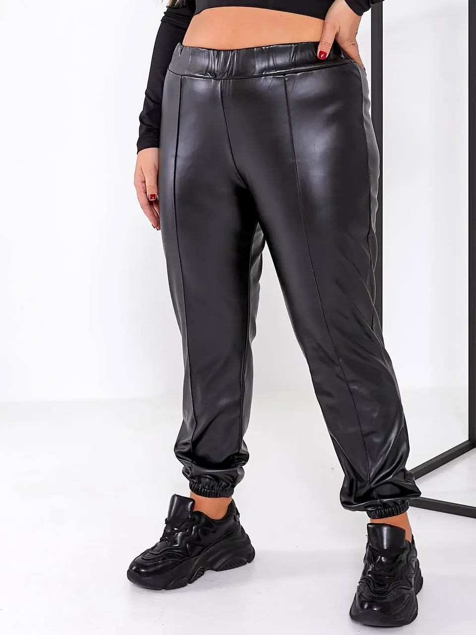 Чорні жіночі штани зі штучної шкіри утеплені на флісі