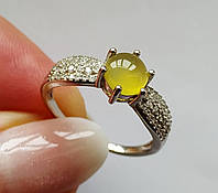 Серебряное кольцо с мадагаскарским желтым халцедоном 6.5 мм (кварц) и фианитами Размер 19.0