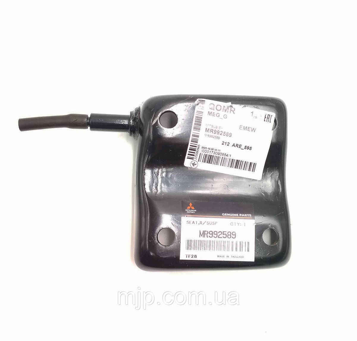 Оригінальний кронштейн стремянки ресори MR992589. - фото 1 - id-p2079028905