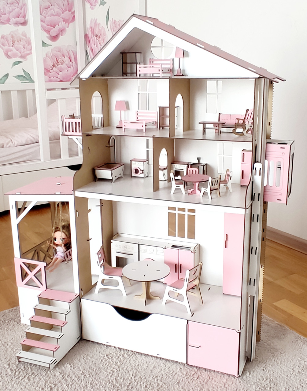 Дерев'яний дитячий ляльковий будиночок збірний триповерховий для ляльок, з ліфтом, з терасою, з балконом і з ящичком Код/Артикул