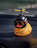 Іграшка на торпеду в авто качка в шоломі з пропелером