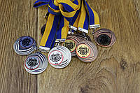 Медаль із логотипом. Металеві медалі на стрічці. Медалі спортивні