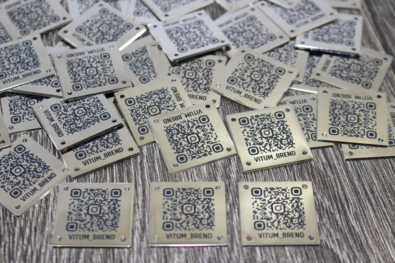 Шильда з Qr кодом. Таблички з к'юар кодом. Шильд з нержавейки. Шилдики металеві.