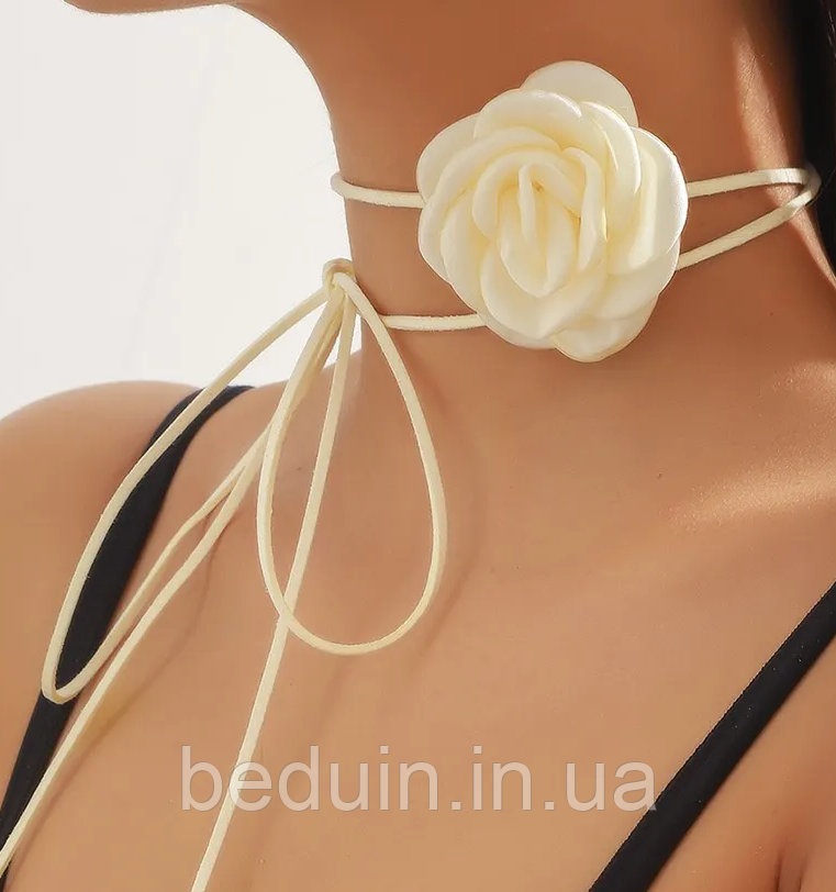 Трендовий ніжний чокер на шию "Молочна троянда" квітка на шнурку — атласна троянда Aushal Jewellery