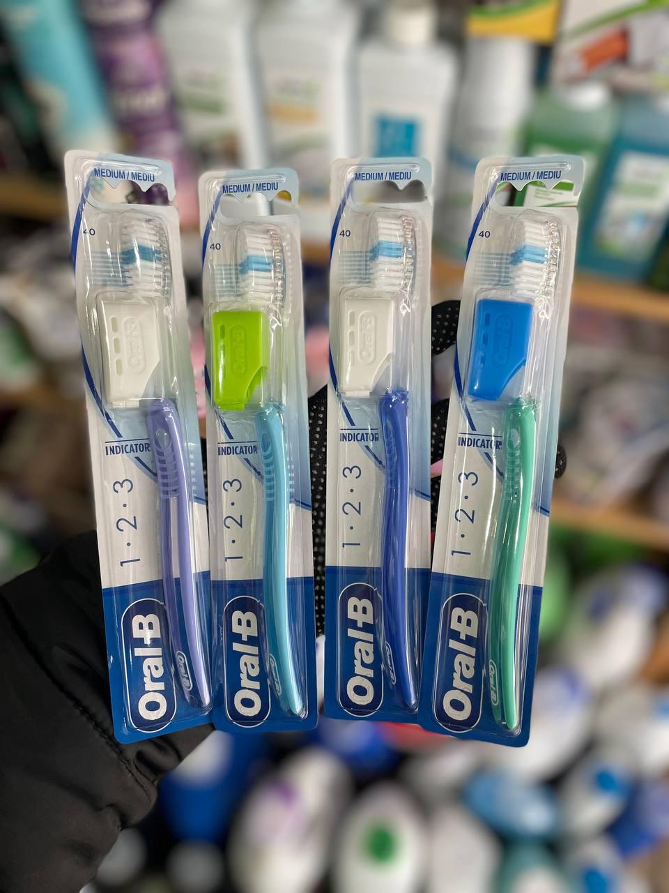 Зубна щітка Oral-B Indicator середньої жорсткості 1-2-3 Medium (40 мм.) з футляром, фото 1