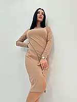 Жіноча сукня бежевого кольору із креп-дайвінгу з косою блискавкою та розрізом