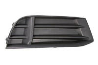 Решетка переднего бампера правая Audi A3 седан 17-20 (Тайвань) без отверстия, черная 8V5807682M9B9